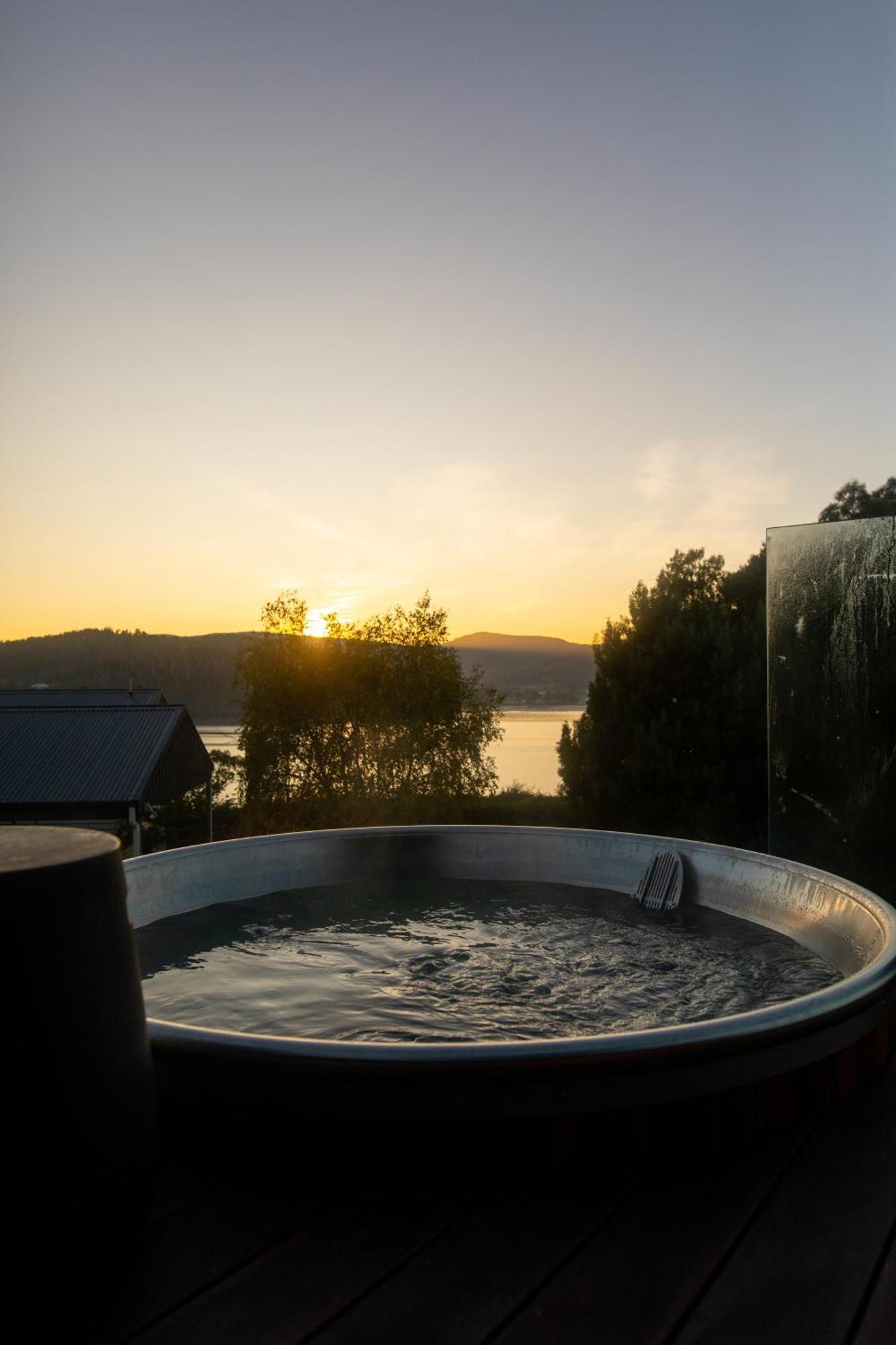 Woodland Bay Retreat-Hot Tub,Sauna And Bayview Hamptons Retreat Lymington Екстериор снимка